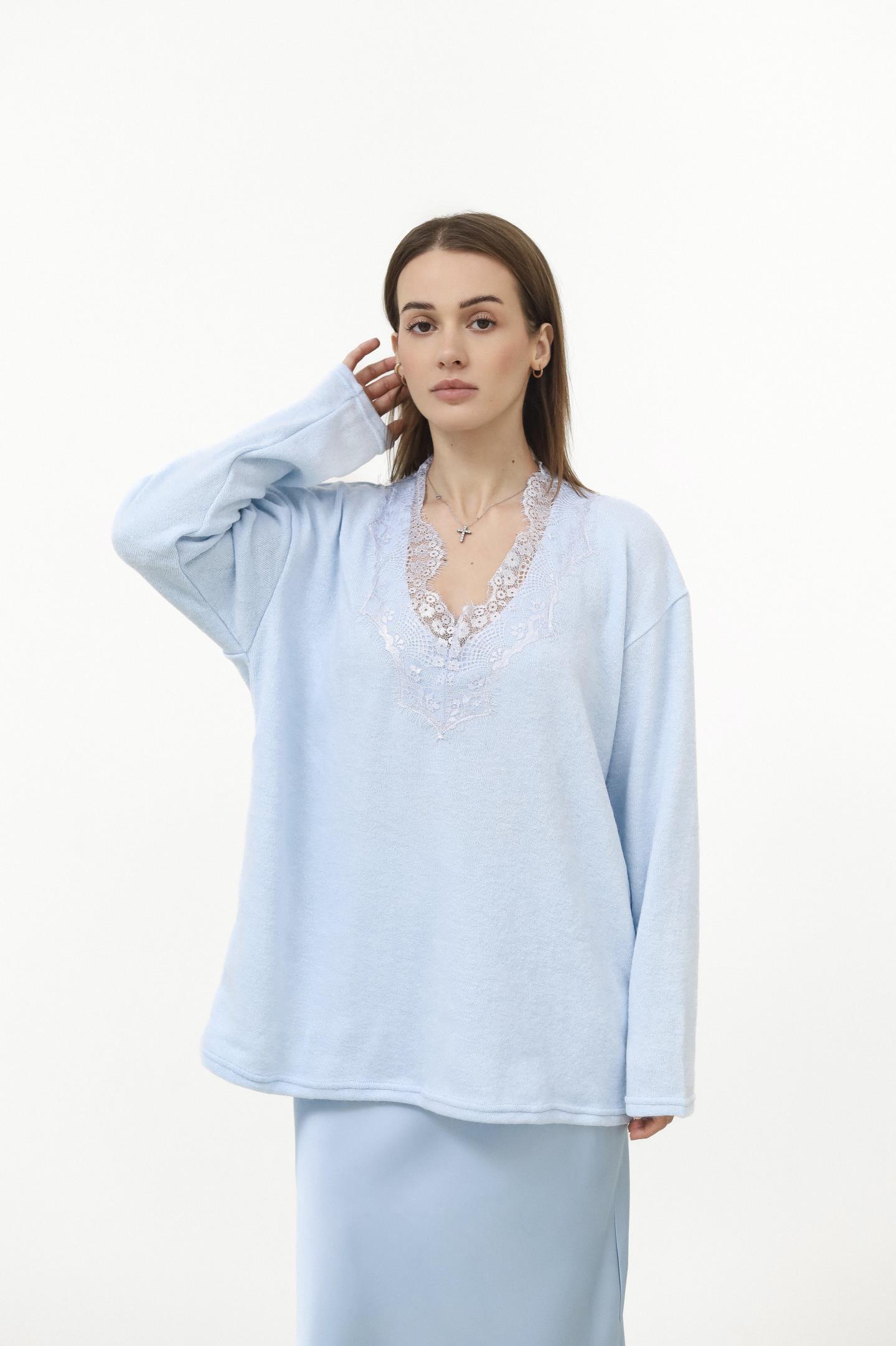 Ніжний светр з ажурним декольте Блакитний