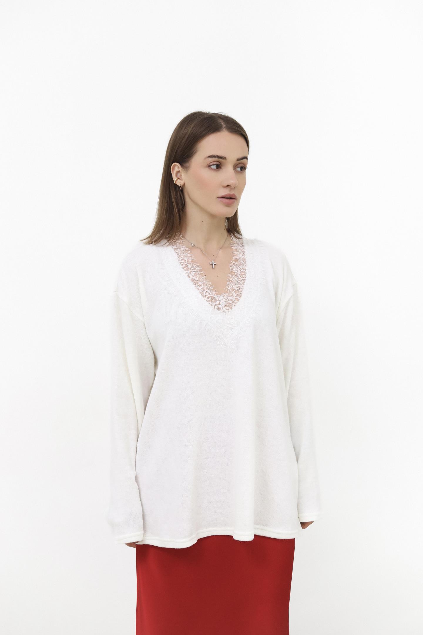 Ніжний светр з ажурним декольте Молоко