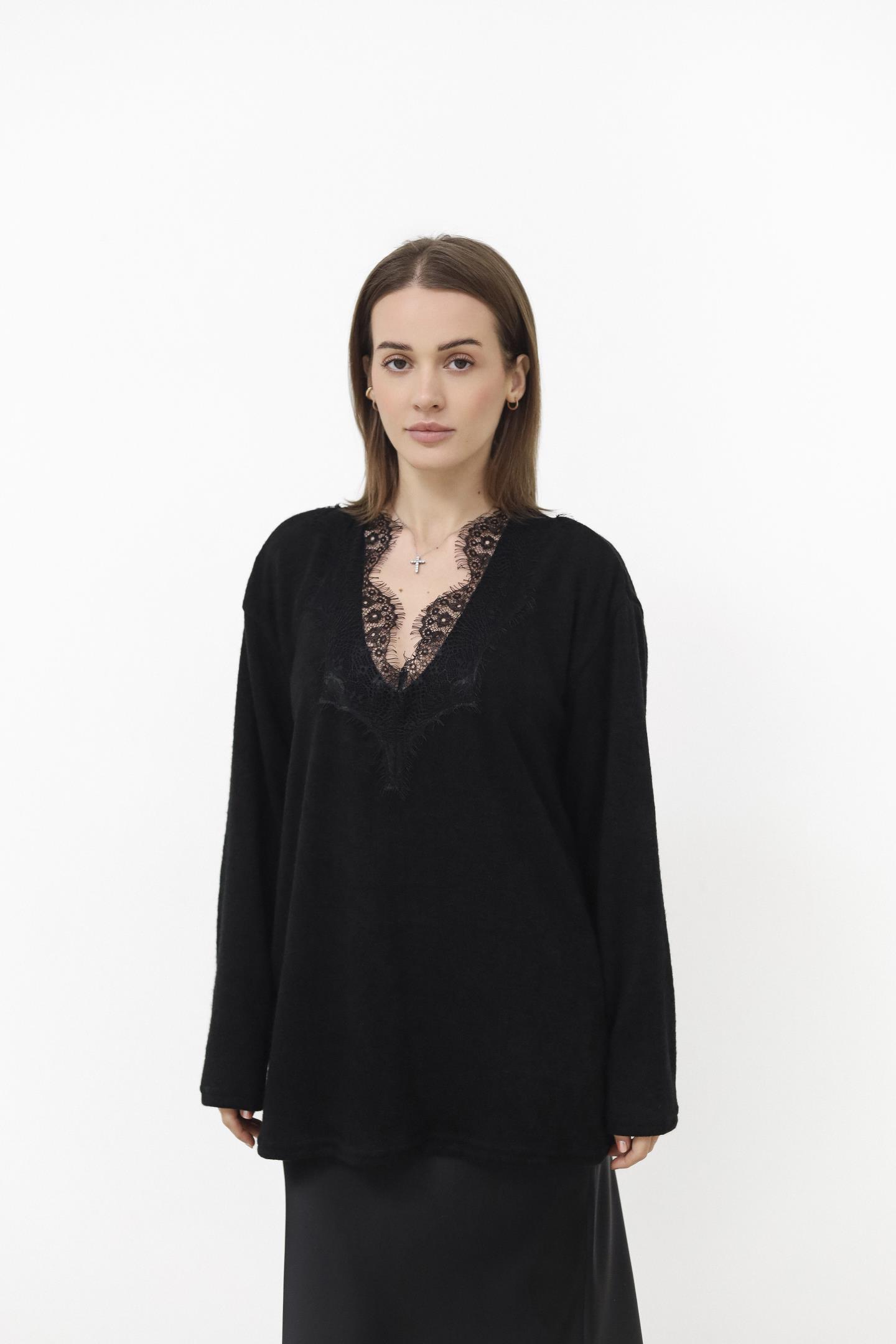 Ніжний светр з ажурним декольте Чорний
