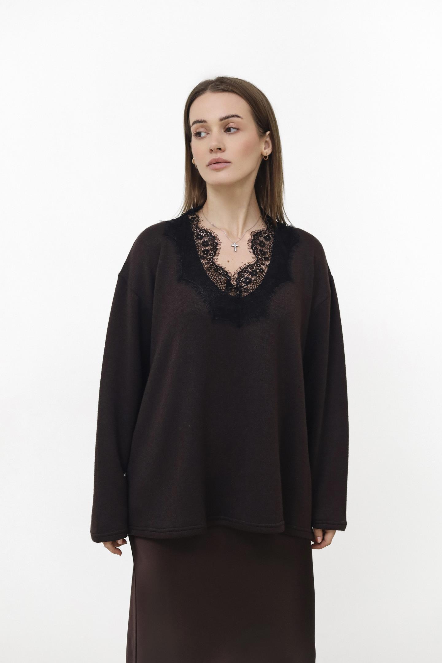 Ніжний светр з ажурним декольте Шоколад